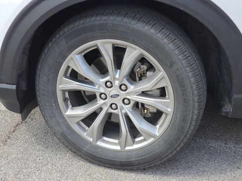 Used 2021 Ford Explorer Limited w/ Equipment Group 301A AWD/4WD image 17