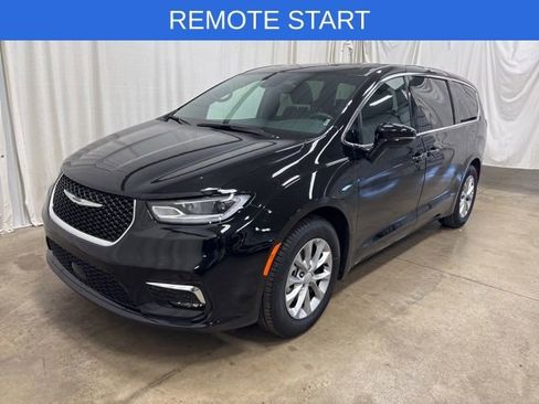 Used 2026 Chrysler Pacifica Limited FWD image 9