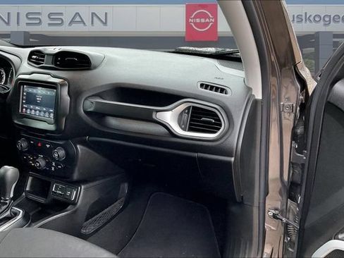 Used 2020 Jeep Renegade Latitude FWD image 24