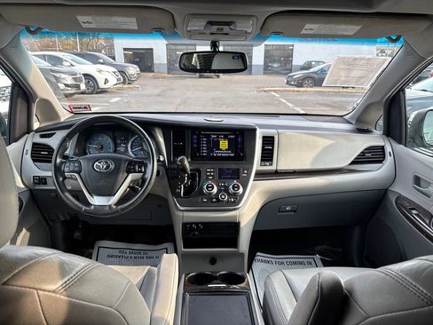 Used 2017 Toyota Sienna XLE image 19
