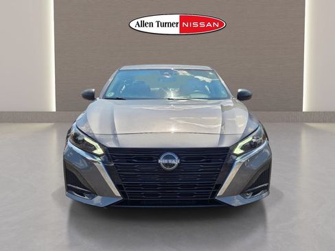 Used 2024 Nissan Altima 2.5 SV FWD image 2