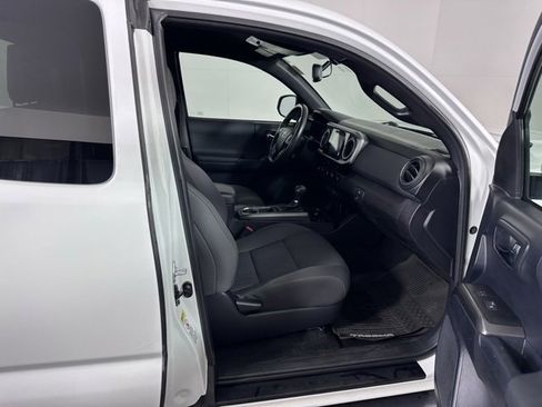 Used 2017 Toyota Tacoma TRD Sport image 11