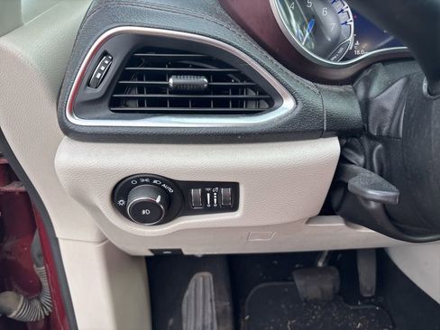 Used 2020 Chrysler Pacifica Limited FWD image 13