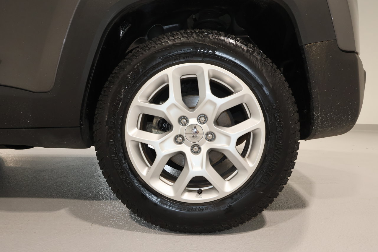 Used 2018 Jeep Renegade Latitude w/ Cold Weather Group AWD/4WD image 20