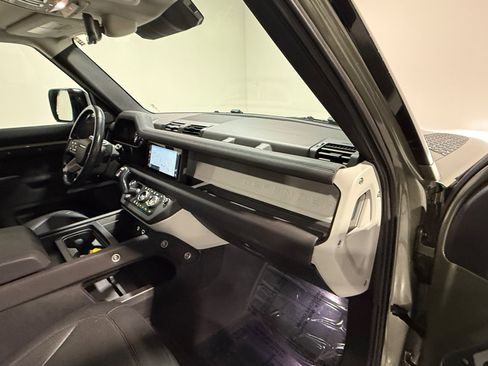 Used 2022 Land Rover Defender 110 S image 39