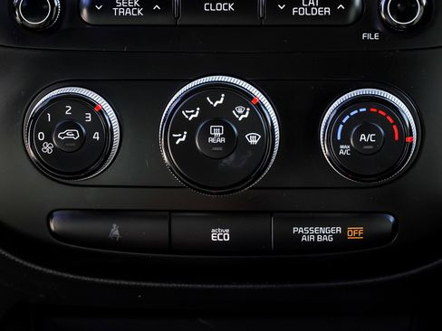 Used 2016 Kia Soul + FWD image 33