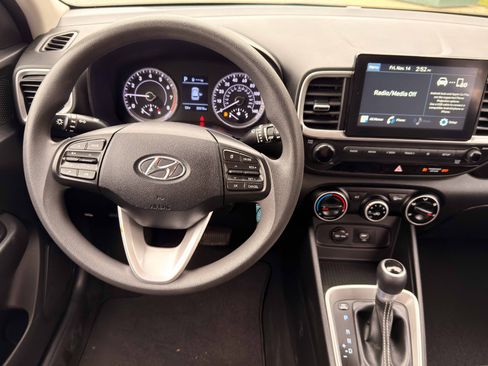 Used 2020 Hyundai Venue SE image 12