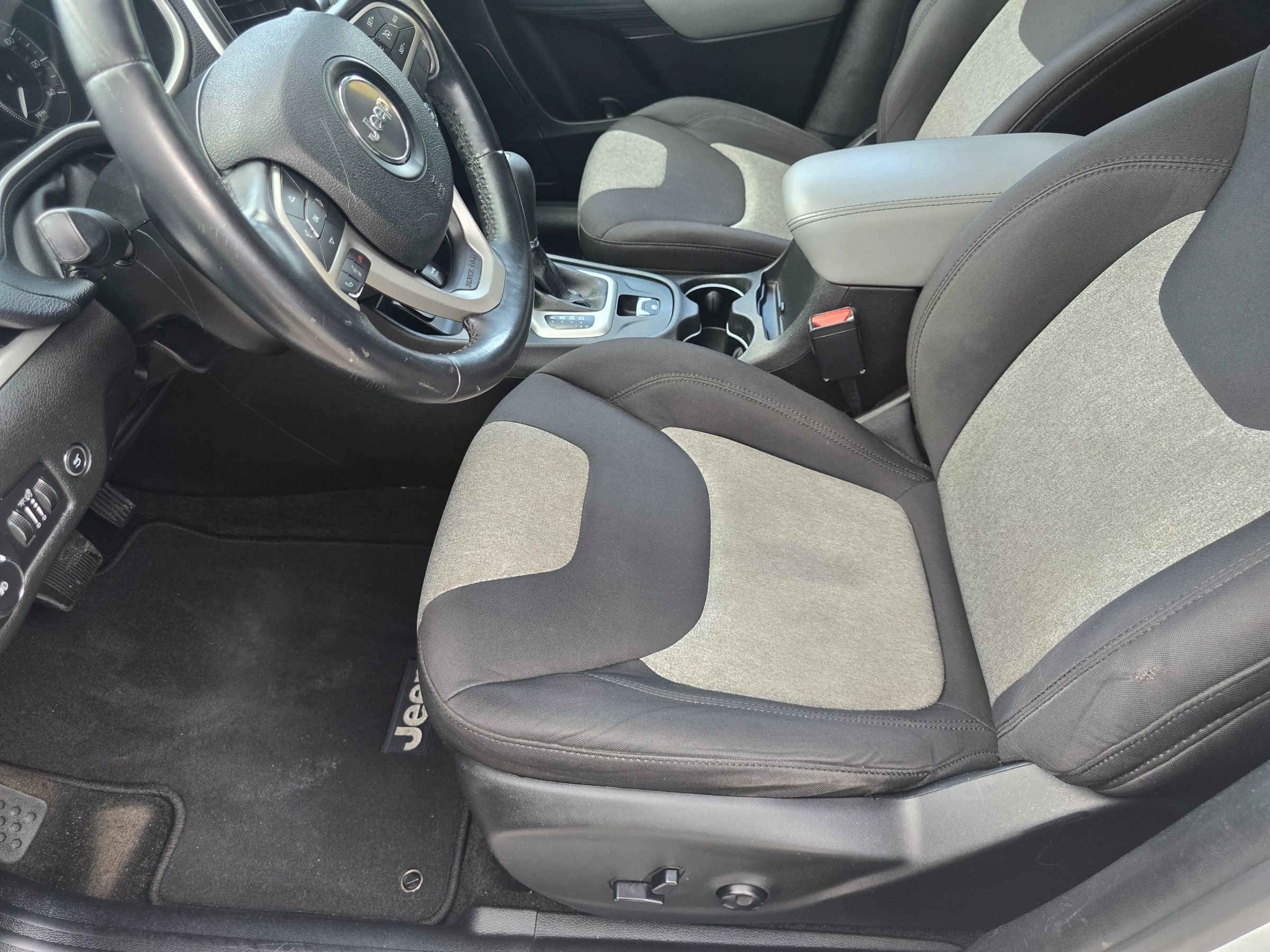 Used 2014 Jeep Cherokee Latitude w/ Comfort/Convenience Group FWD image 11