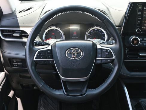Used 2022 Toyota Highlander LE image 9