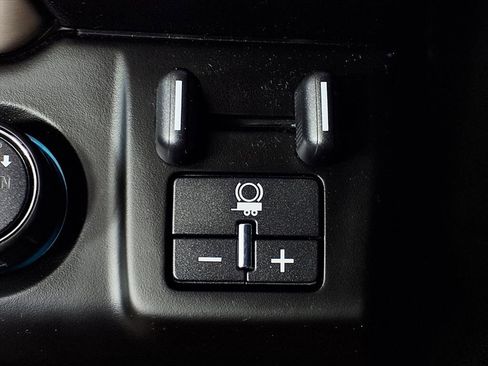 Used 2018 GMC Yukon Denali image 22