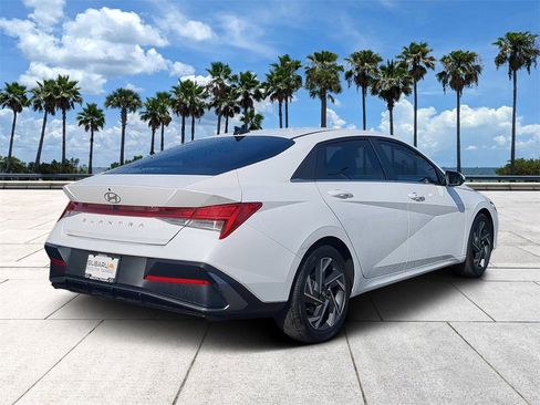 Used 2024 Hyundai Elantra SEL w/ Convenience Package image 4