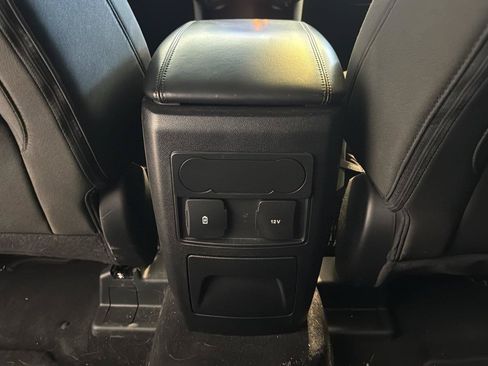 Used 2023 Ford Explorer XLT AWD/4WD image 27