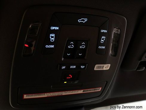 Used 2022 Toyota Sienna XLE FWD image 23