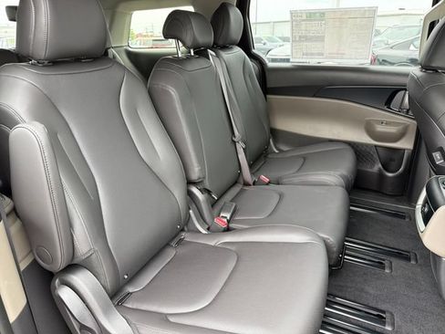 New 2026 Kia Carnival FWD image 24