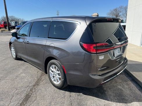 Used 2023 Chrysler Pacifica Touring-L FWD image 7