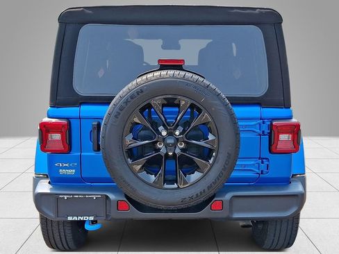 Used 2024 Jeep Wrangler Unlimited Sahara w/ Technology Group AWD/4WD image 6