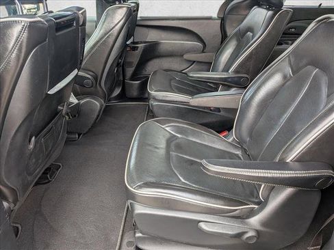 Used 2021 Chrysler Pacifica Limited w/ Uconnect Theater Family Group image 19