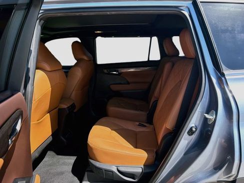 Used 2020 Toyota Highlander Platinum FWD image 22