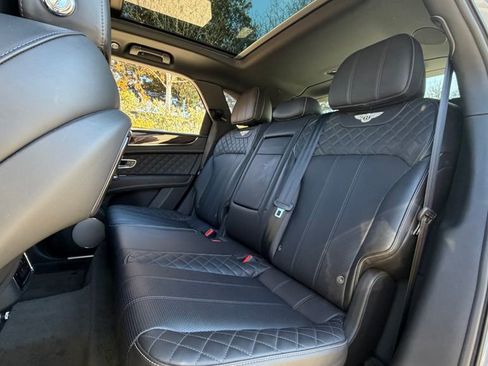 Used 2018 Bentley Bentayga image 26