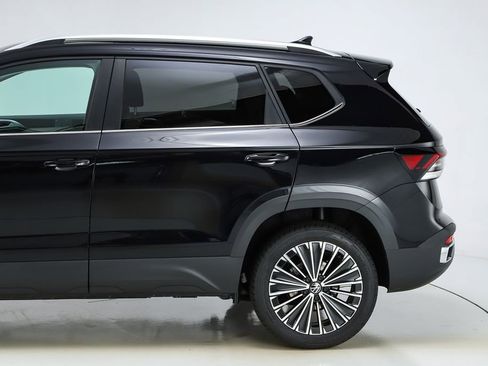New 2026 Volkswagen Taos SE FWD image 4