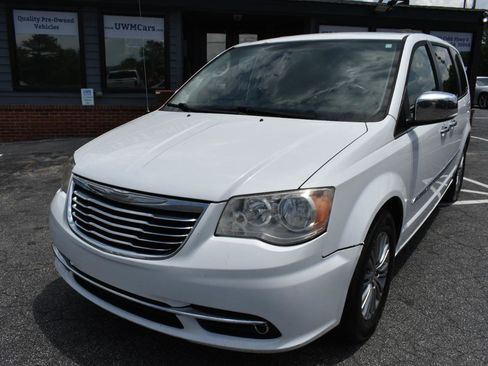 Used 2014 Chrysler Town & Country Touring-L w/ Driver Convenience Group FWD image 2