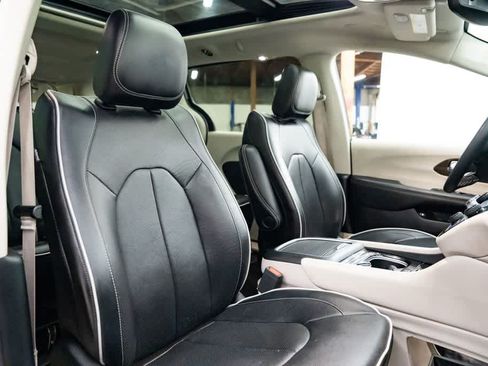 Used 2023 Chrysler Pacifica Limited FWD image 29