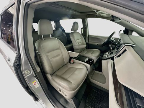 Used 2019 Toyota Sienna XLE FWD image 34