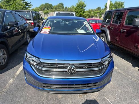 Used 2023 Volkswagen Jetta SE FWD image 2