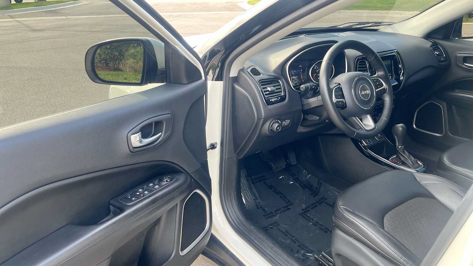 Used 2018 Jeep Compass Latitude w/ Popular Equipment Group FWD image 16
