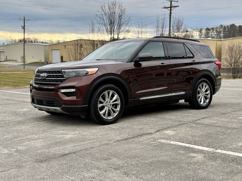 Used 2020 Ford Explorer XLT w/ Equipment Group 202A image 6