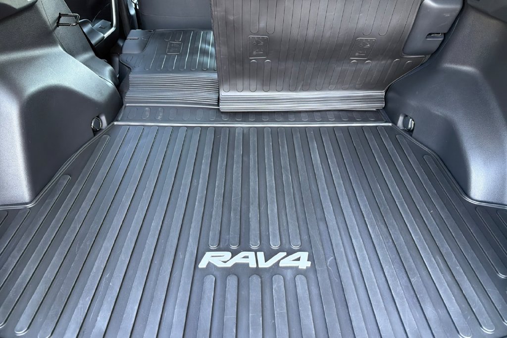 Used 2025 Toyota RAV4 LE AWD/4WD image 12
