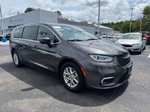 Used 2023 Chrysler Pacifica Touring-L FWD image 2