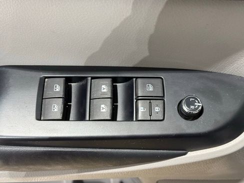 Used 2015 Toyota Highlander XLE image 16