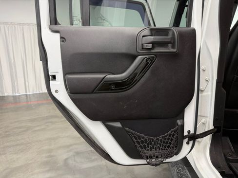 Used 2015 Jeep Wrangler Unlimited Sahara AWD/4WD image 31