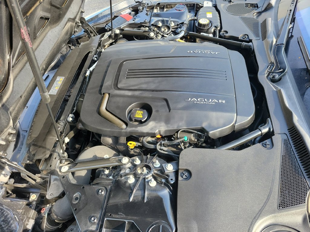 Used 2020 Jaguar F-TYPE Coupe RWD image 16