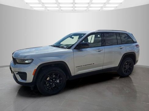 Used 2025 Jeep Grand Cherokee Altitude AWD/4WD image 5