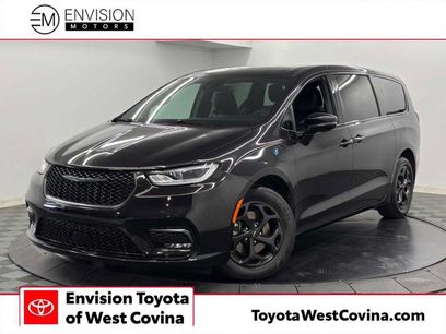 Used 2023 Chrysler Pacifica Limited w/ Uconnect Theater Family Group