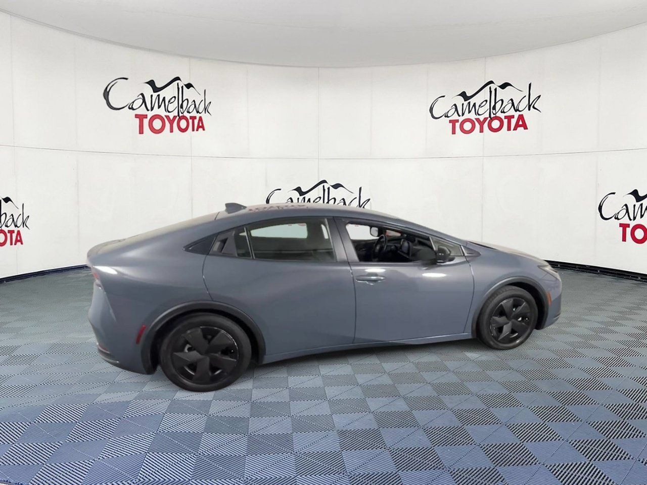 Used 2025 Toyota Prius LE FWD image 3
