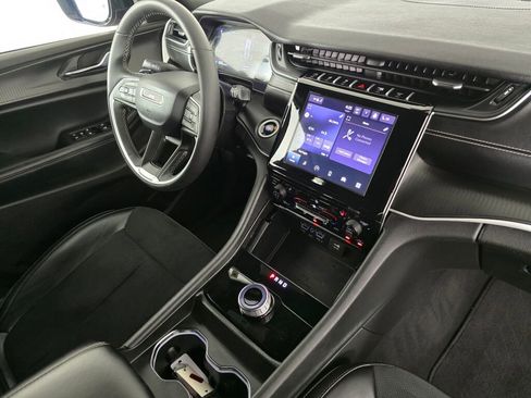 Used 2024 Jeep Grand Cherokee Altitude image 44