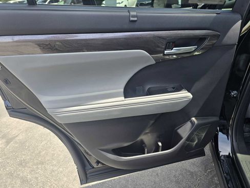 New 2026 Toyota Highlander Platinum AWD/4WD image 17
