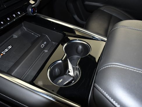 Used 2025 Chevrolet Suburban Z71 image 32