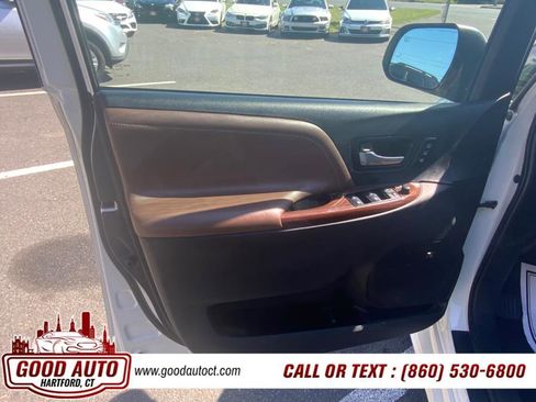 Used 2018 Toyota Sienna XLE AWD 7-Passenger (Natl) image 4