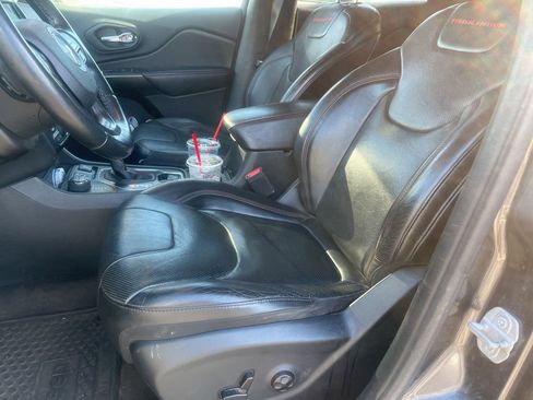 Used 2019 Jeep Cherokee Trailhawk AWD/4WD image 9