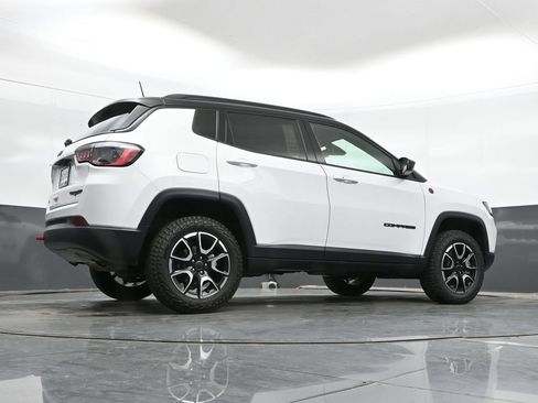 Used 2025 Jeep Compass Trailhawk AWD/4WD image 40