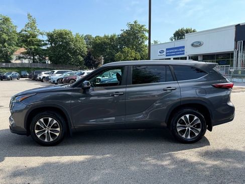 Used 2023 Toyota Highlander XLE AWD/4WD image 5