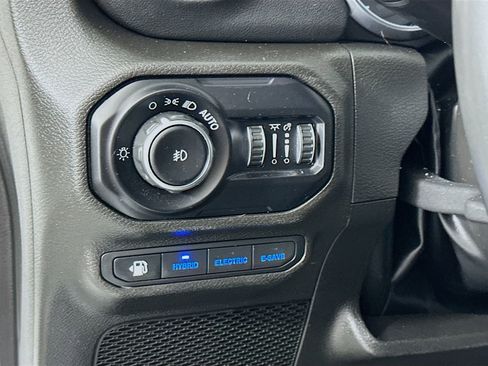 Used 2022 Jeep Wrangler Unlimited Sahara AWD/4WD image 10
