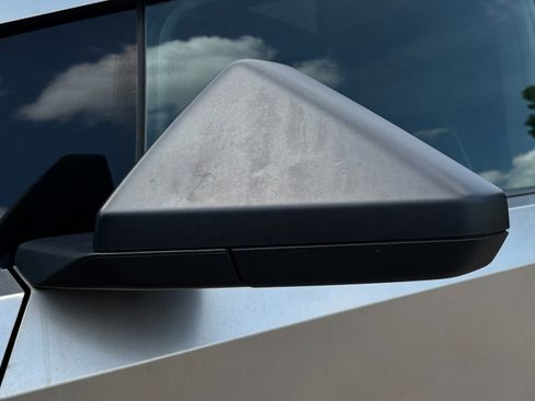 Used 2024 Tesla Cybertruck AWD Crew Cab image 39