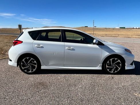 Used 2017 Toyota Corolla iM image 5