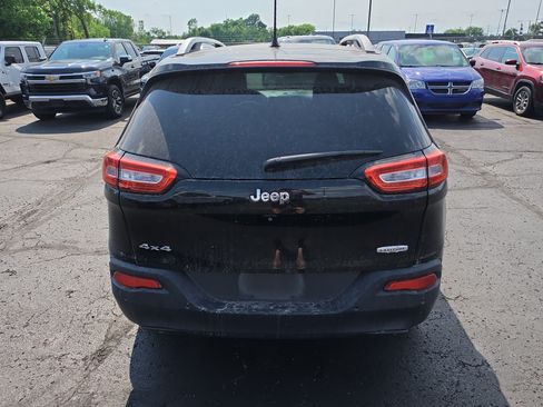 Used 2018 Jeep Cherokee Latitude w/ Safety Group AWD/4WD image 4