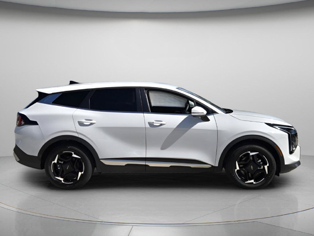 Used 2026 Kia Sportage EX FWD image 3